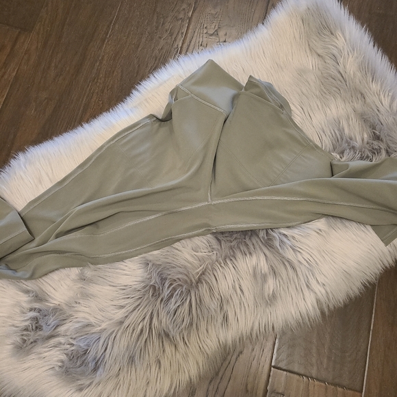 Nwot! Lululemon align Hi-rise crop 23" grey sage - Picture 4 of 6